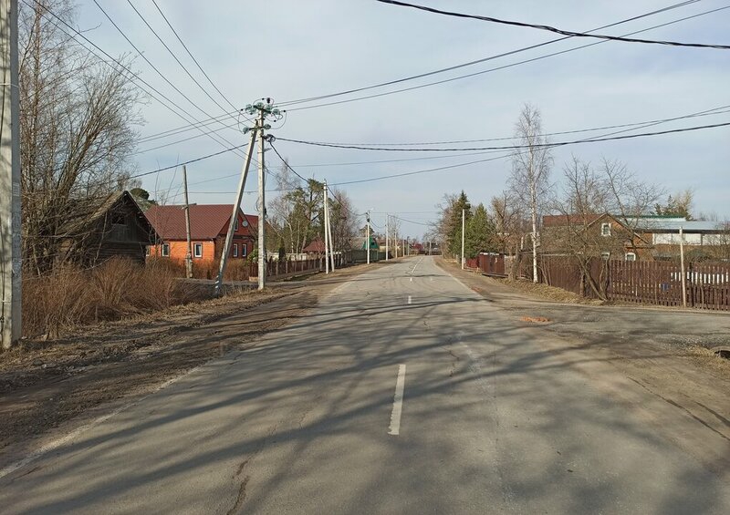 Направление к питомнику перед поворотом - дорога через деревню